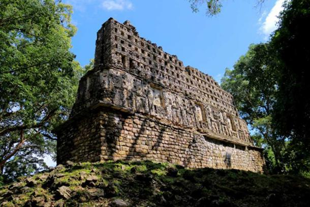 Struktur 33, auch bekannt als „Der Palast“ von Yaxchilan, ist ein imposantes Gebäude, das am Fuße der Akropolis auf einer natürlichen Erhebung errichtet wurde. Vor diesem Gebäude fand Maler einen gehauenen Stalaktiten, von dem er annahm, dass er aus einem großen, noch unerforschten Höhlensystem irgendwo in der Nähe von Yaxchilan stammen könnte.(