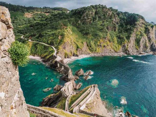 Blick auf die 241 Stufen der Insel San Juan de Gaztelugatxe.