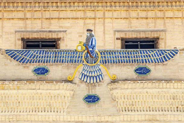 Das Symbol des Zoroastrismus, das zwei gegensätzliche universelle Kräfte zeigt, auf dem Dach des Museums für zoroastrische Geschichte in Yazd, Iran