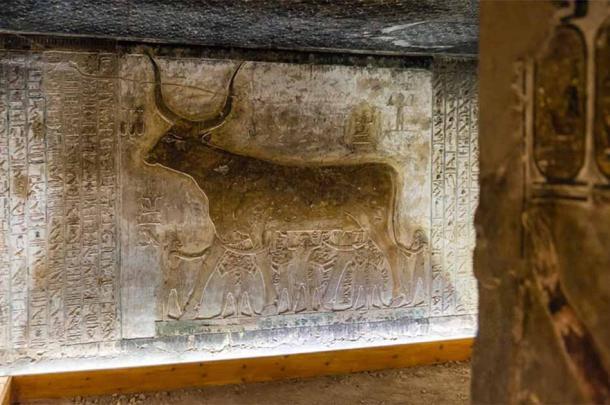 Eine Szene aus dem Buch der himmlischen Kuh, das die Geschichte des Kataklysmus von Ra erzählt, eingemeißelt in die Wände des Grabes von Seti I.