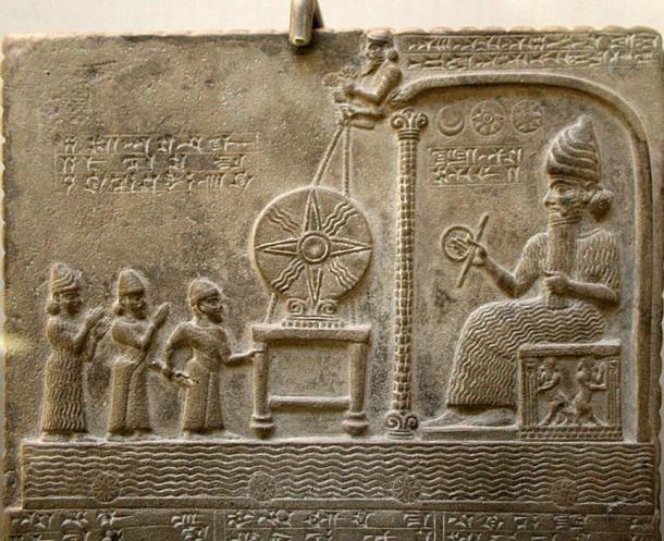 Tafel des Schamasch, Altbabylonien; sie stammt aus dem 9. Jahrhundert v. Chr. und zeigt den Sonnengott Schamasch auf dem Thron, vor dem babylonischen König Nabu-apla-iddina (888-855 v. Chr.).
