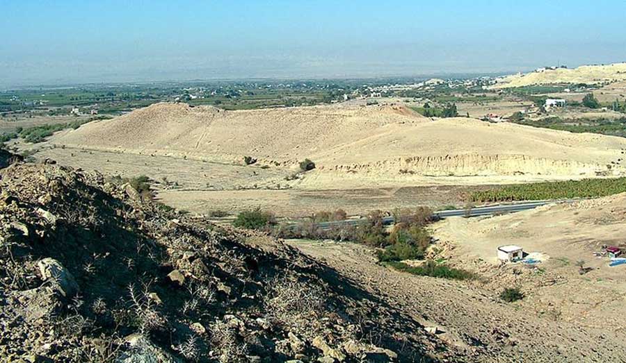 Die archäologische Stätte von Tall el-Hammam, Jordanien, die das Jordantal überblickt.