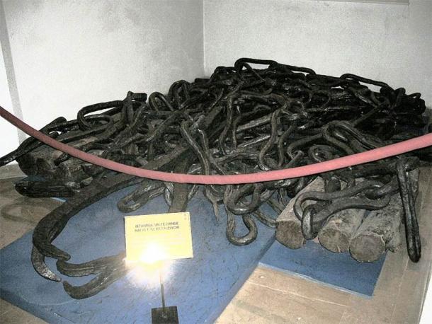 Teil der Kette, die die Byzantiner 1453 während der Belagerung von Konstantinopel über die Mündung des Goldenen Horns spannten, um die Flotte von Mehmed II. fernzuhalten. Ausgestellt im Militärmuseum Istanbul