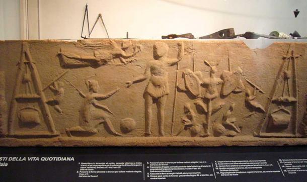Terrakottarelief, das an der Via Cassia entdeckt wurde und heute im Palazzo Massimo in Rom ausgestellt ist. Es zeigt auf beiden Seiten einen Kran, der mit einem Hebel bedient wird, und eine Winde, die schwere Blöcke trägt.