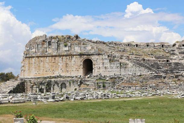 Linker Eingang des antiken Theaters in Milet, Türkei (vom römischen Kaiser Trajan auf einer griechischen Stätte wiederaufgebaut), ein weiteres Zeugnis der römischen Präsenz in Anatolien und dem, was sie hinterließen.