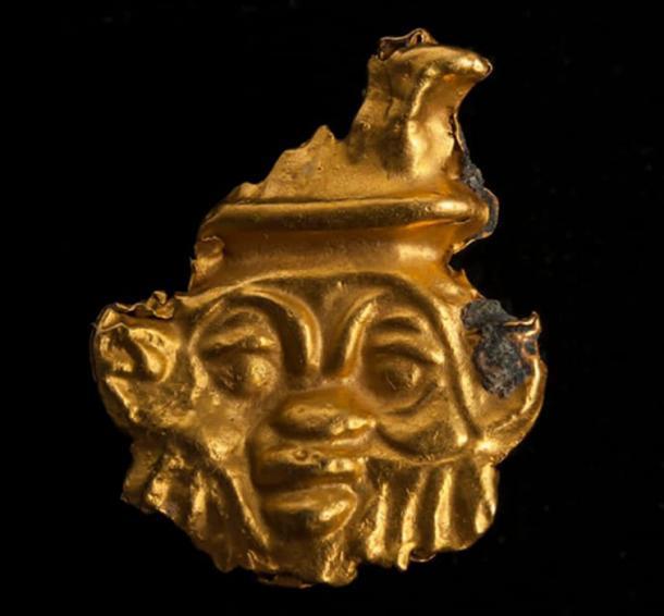 Bei den jüngsten Unterwasserausgrabungen in Thonis-Herakleion wurden auch diese goldene griechische Maske und ein griechischer Grabhügel gefunden.
