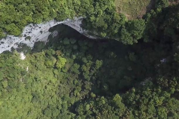 Das fast 200 Meter tiefe Sinkloch in China mit Urwald in seinen Tiefen.