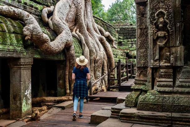 Tourist beim Besuch des Tempels Ta Prohm in Angkor.