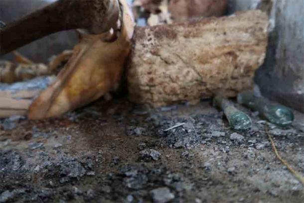 Zwei unguentaria oder Tränengefäße, die in der Grabkammer von Pompeji gefunden wurden und typisch für römische und hellenistische Bestattungen sind. 