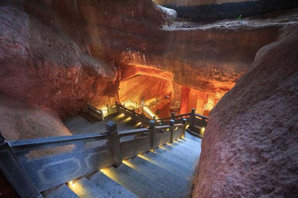 Eine Treppe führt hinunter in eine der einst untergetauchten Longyou-Grotten