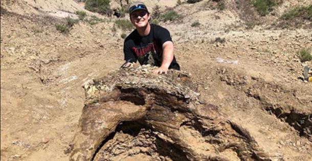 Harrison Duran mit dem Triceratops-Schädel in North Dakota.