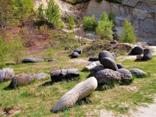 Trovanten auf dem Vormarsch im rumänischen Trovanten-Museum?
