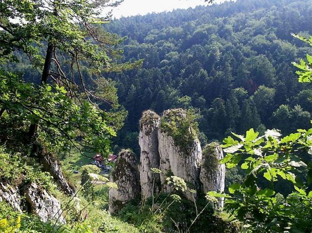 Die Tunel-Wielki-Höhle befindet sich im Nationalpark Ojców. In dem Gebiet, das auch für seine Felsformationen bekannt ist, gibt es über 400 Höhlen.