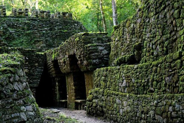 Ein Blick auf die Tunnelöffnungen auf der unteren Ebene des Labyrinths von Yaxchilan. Dieser Abschnitt der Tunnel wurde freigelegt, als das Dach einstürzte, möglicherweise unter dem Gewicht der darüber liegenden Strukturen.