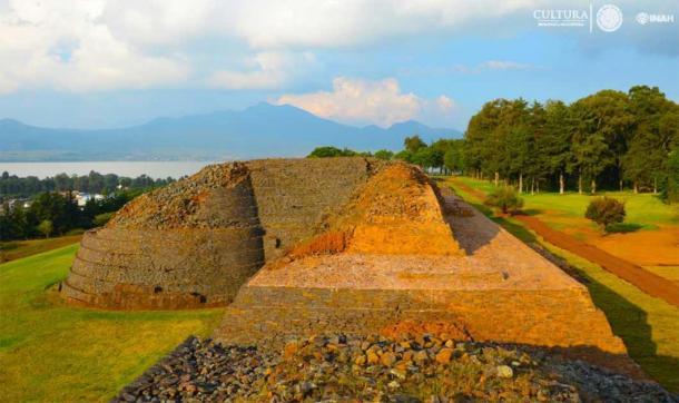 Detail der Tzintzuntzan-Pyramidenstrukturen mit dem Pátzcuaro-See im Hintergrund