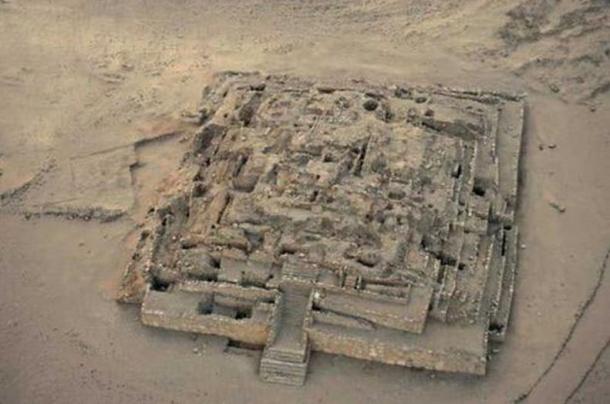 Überreste der Großen Pyramide von Caral.