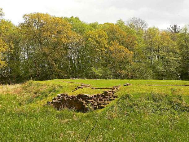 Die Überreste der "alten" quadratischen Burg von Caerlaverock liegen etwa 200 Meter südlich der späteren "dreieckigen" Burg.