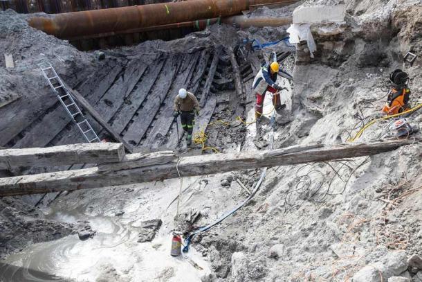 Die geisterhaften Überreste des riesigen Hanseschiffs tauchen auf einer Baustelle in Tallinn, der Hauptstadt Estlands, auf.