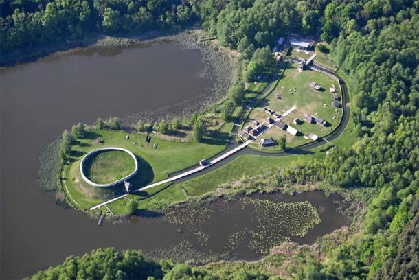 Überreste der polabischen Slawen finden sich immer noch in der Nähe der Elbe, wo sie strategische Lösungen wählten, um slawische Tore - oder Festungen - an schwer erreichbaren Orten mit einem kreisförmigen Aufbau zu bauen und sie so leicht zu verteidigen. 