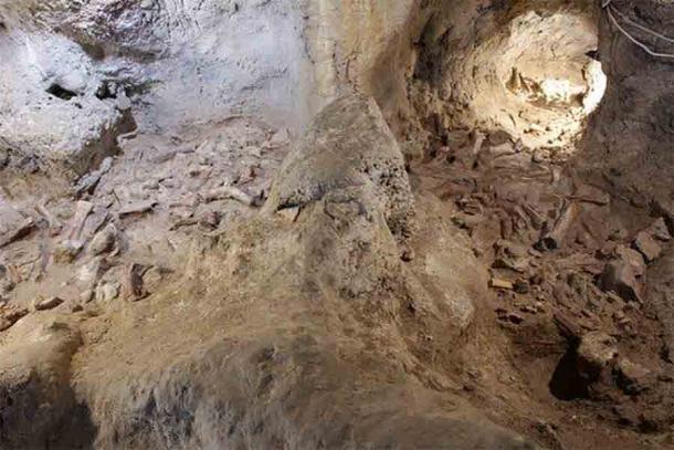 Die Überreste liegen verstreut auf dem Höhlenboden. Einer der in der Höhle gefundenen Neandertaler lebte vor etwa 100.000 bis 90.000 Jahren. Die anderen acht wurden auf etwa 65.000 bis 50.000 Jahre datiert.