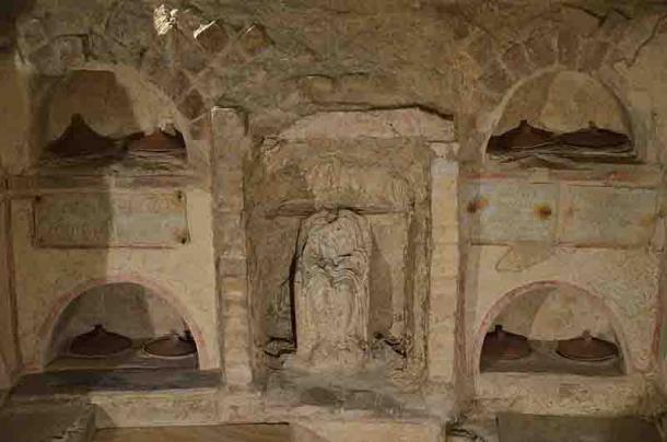 Urnen in der Nekropole der Via Triumphalis, Vatikan.