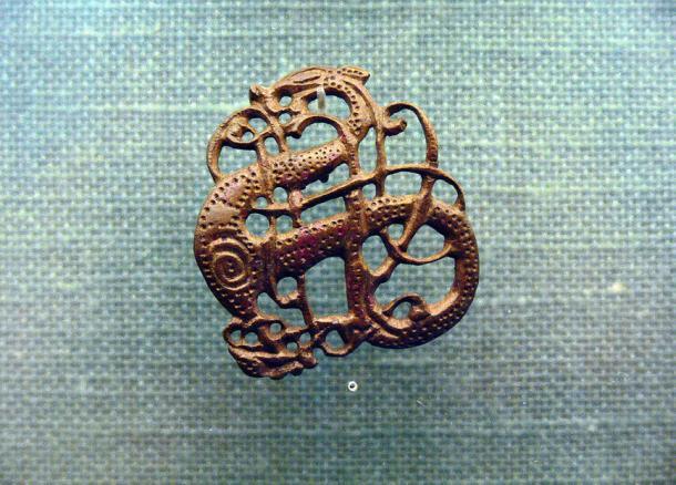 Brosche im Urnes-Stil aus Bronze; eine silberne Version wurde in Lindholm Høje gefunden.