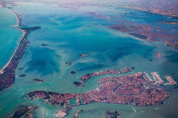 Venedig liegt in einer Lagune, abgeschnitten vom Festland