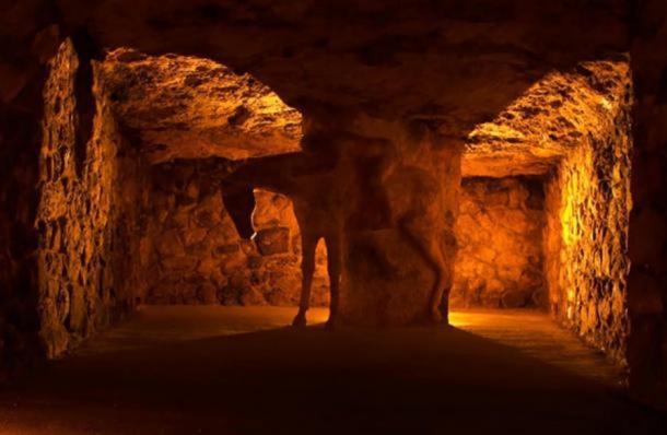 Der traurige „Verlorene Reiter“, der tief in den Kammern des Labyrinths eingemeißelt ist.