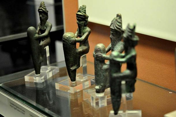 Vier Statuetten aus Kupferlegierung aus der Zeit um 2130 v. Chr., die vier antike mesopotamische Götter mit ihren charakteristischen gehörnten Kronen darstellen.
