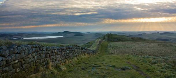 Die antike Stätte von Vindolanda befindet sich direkt südlich des Hadrianswalls (Bild), dem sie vorausging
