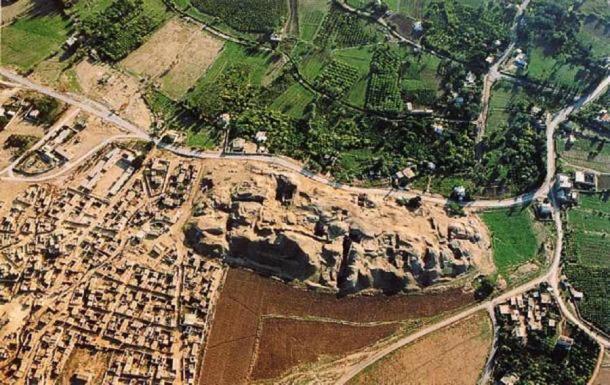 Vogelperspektive der 2008 bei Tell es-Sultan in Jericho und Umgebung freigelegten Fundamente