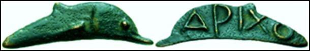 Die Vorder- und Rückseite einer der charakteristischen Olbia-Delphin-Münzen aus Bronze.