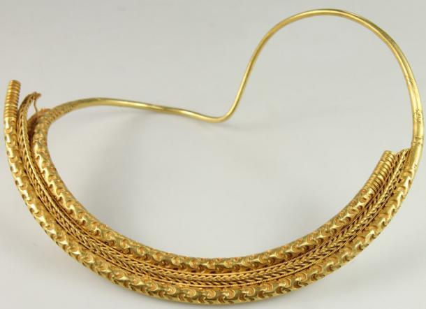 Die Vorderansicht des in Esbjerg, Dänemark, gefundenen goldenen Halsrings