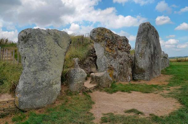 Der vordere Bereich von West Kennet Long Barrow in Wiltshire, der auch vom Autor genutzt wurde, um neolithische megalithische Mathematik in einer Zeit zu enthüllen, als es keine schriftliche Kommunikation gab!