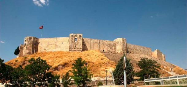 Wand und Türme der Gaziantep-Burg, bevor die jüngste Verwüstung.