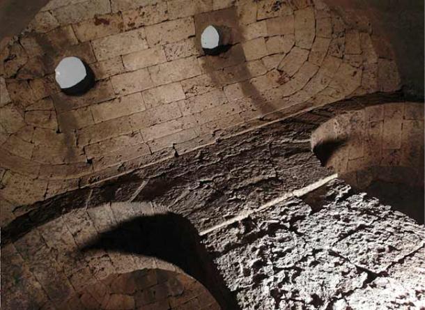 Dieser etruskisch-römische Wasserspeicher in Chiusi (Clusium), Toskana, Italien ist angeblich der Standort des legendären Grabes von Lars Porsena.