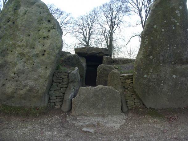 Wayland's Smithy, der lange Grabhügel in England, der mit Wieland dem Schmied in Verbindung gebracht wird, stammt aus dem Neolithikum, ist aber dennoch nach Wieland benannt.