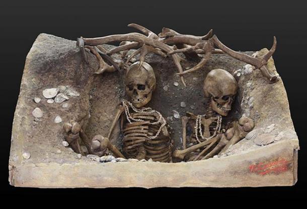 Weibliche Skelette aus der gleichen Epoche (6740 - 5680 v. Chr.), gefunden auf der Insel Téviec, Bretagne, Frankreich.