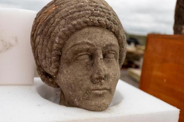 Weiblicher Kopf einer römischen Statue, die bei einer archäologischen Ausgrabung im Rahmen der HS2-Initiative am Standort der alten St. Mary's Kirche in Stoke Mandeville, Buckinghamshire, entdeckt wurde.