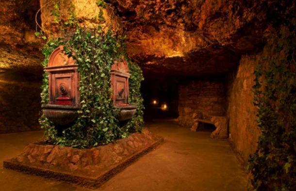 Der Weinbrunnen von Mátyás, tief im Budaer Labyrinth gelegen.