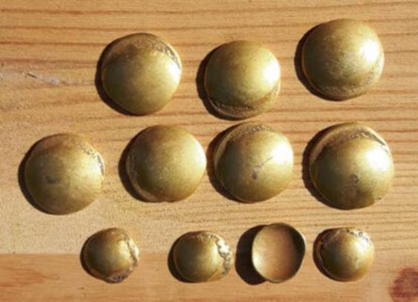 Eine weitere Ansicht der seltsam geschwungenen keltischen Goldmünzen, die in Brandenburg gefunden wurden.