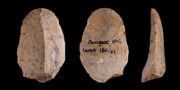 In der Höhle von Aurignac wurden zahlreiche Werkzeuge entdeckt, darunter dieser zweischneidige Schaber.