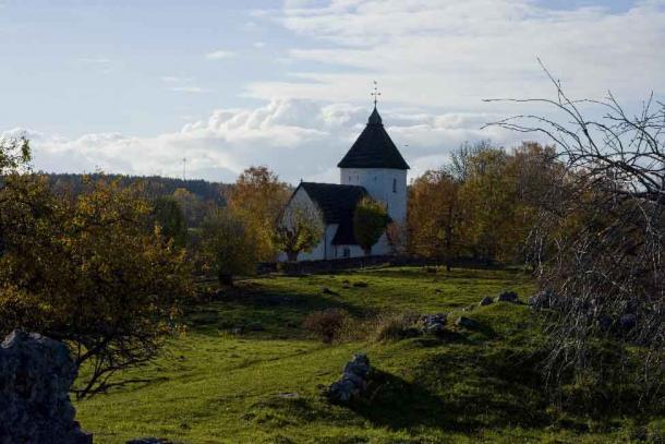 Wikingergräberfeld mit Kirche aus der Zeit um 1200 in Adelsö am Mälarsee, Schweden.