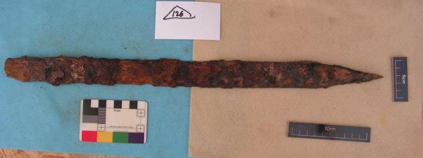 Diese eiserne Wikingerwaffe ist eine von vielen, die das englische Forschungsteam der Universität Nottingham analysieren will, um ihre Herkunft anhand ihrer chemischen Fingerabdrücke zu bestimmen.