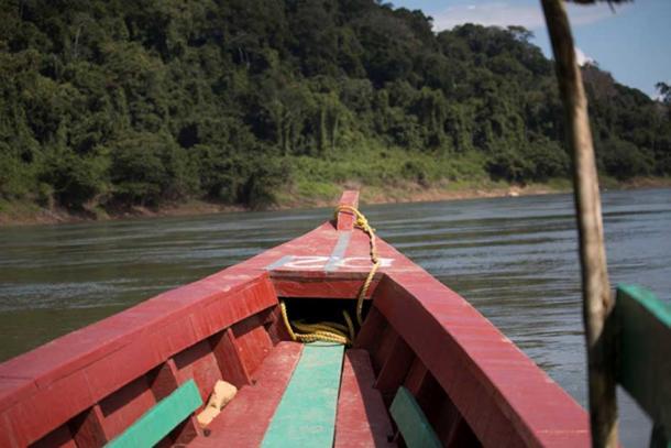 Yaxchilan ist eine der abgelegensten Maya-Stätten an der Grenze zwischen Mexiko und Guatemala. Bis heute ist der einzige Zugang zur Stätte nur per Boot über den Usumacinta-Fluss möglich. Es gibt keine Straßen, die nach Yaxchilan führen.