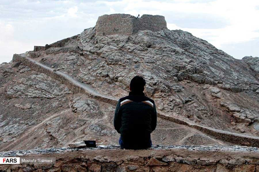 Ein einsamer moderner Zoroastrier in Dakhmeh Zartoshtian (Zoroastrian Towers of Silence) in Yazd, Iran
