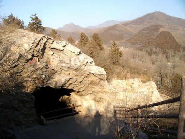 Die obere Höhle von Zhoukoudian, die sich in der Nähe der Fundstelle der Ockerwerkstatt befindet, legt nahe, dass die Besucher von Xiamebei vor 40.000 Jahren Homo sapiens waren, die Mikrolithen, Griffwerkzeuge und Ockerverarbeitung mitbrachten.