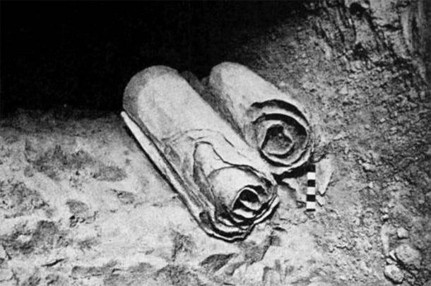 Zwei der Schriftrollen vom Toten Meer liegen an ihrem Platz in den Qumran-Höhlen, bevor sie von Archäologen zur wissenschaftlichen Untersuchung entfernt werden.
