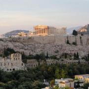 Akropolis von Athen, mit Odeon von Herodes Atticus links unten. (CC BY-SA 3.0)