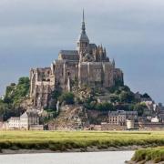 Der Mont Saint-Michel am Fluss Couesnon in der Normandie, Frankreich. (Public Domain)